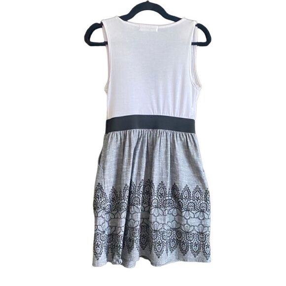 Staring at Stars Embroidered Sleeveless Dress. Black/White. Size Small. - Picture 5 of 8